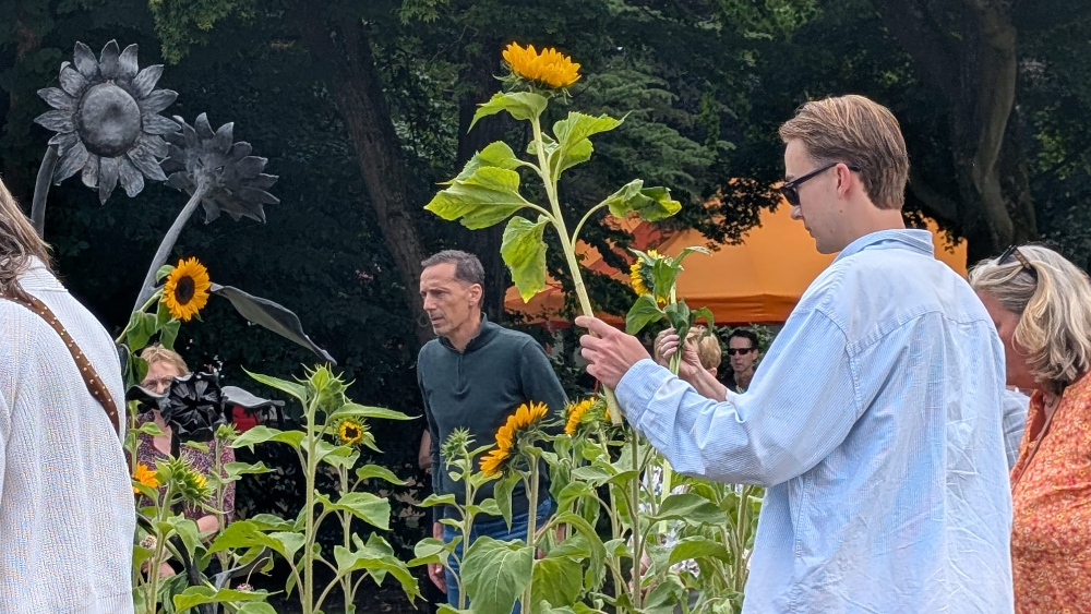 Nabestaande leggen bloemen