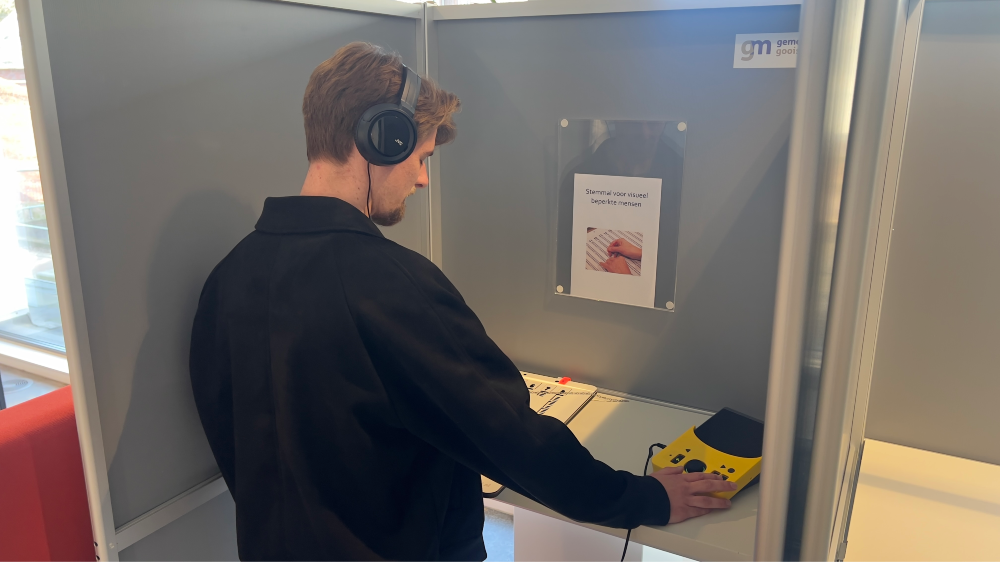 NH Gooi Verslaggever probeert de stemmal