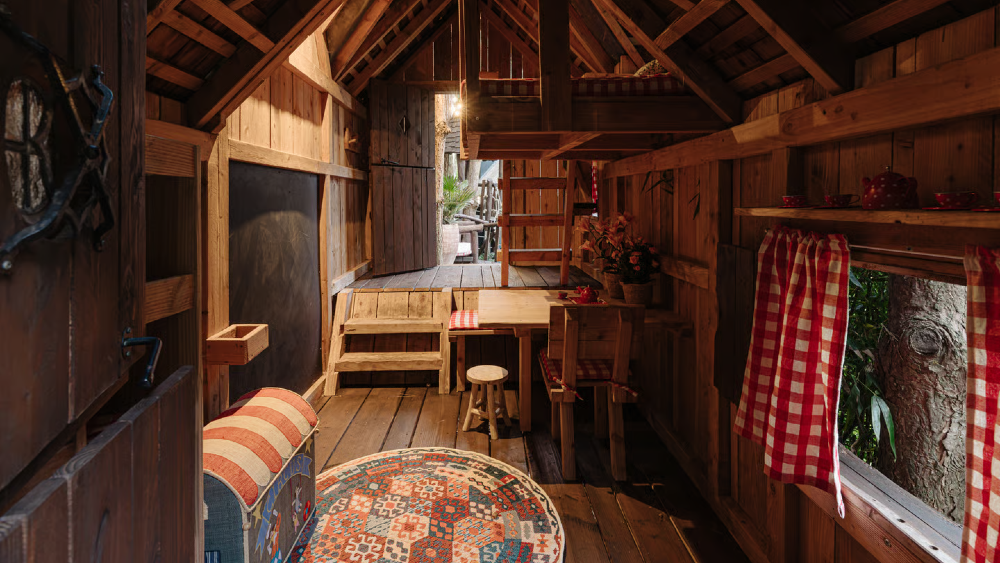 Ook het interieur van de boomhut mag er wezen.