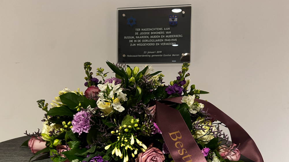 Plaquette ter herrinnering aan de holocaust gemeentehuis Gooise Meren