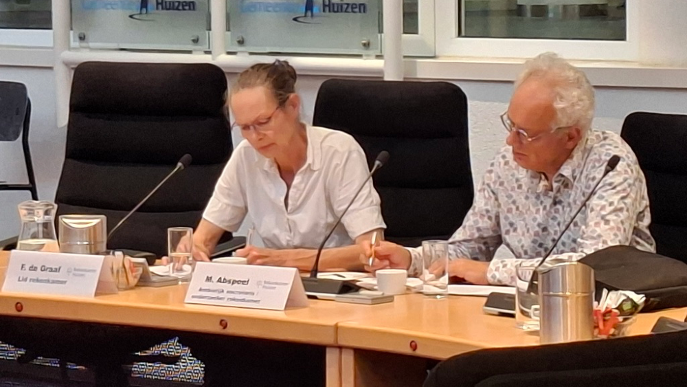 Rekenkamerlid Frederique de Graaf en ambtelijk secretaris Marien Abspoel presenteerden de bevindingen donderdagavond aan de gemeenteraad.