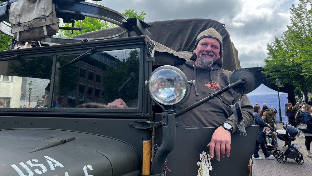 Rijs Tallup bij zijn imposante Amerikaanse leger truck