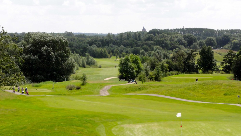 Al jaren verlaten en verloederd: moet golfbaan Naarderbos natuurgebied worden?