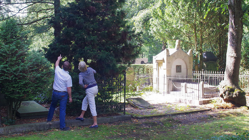 Tijdens het onderhoud is aandacht voor zowel grafsteen als groen.
