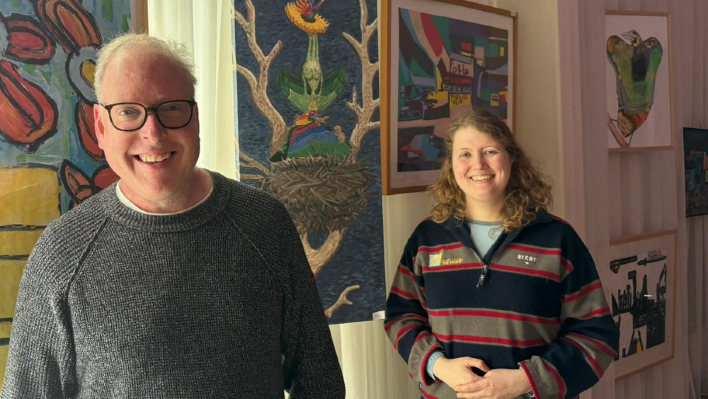 Charlot schildert de meest fantasierijke figuren. Naast haar staat Eduard, die net nieuw is bij Kijkoor.