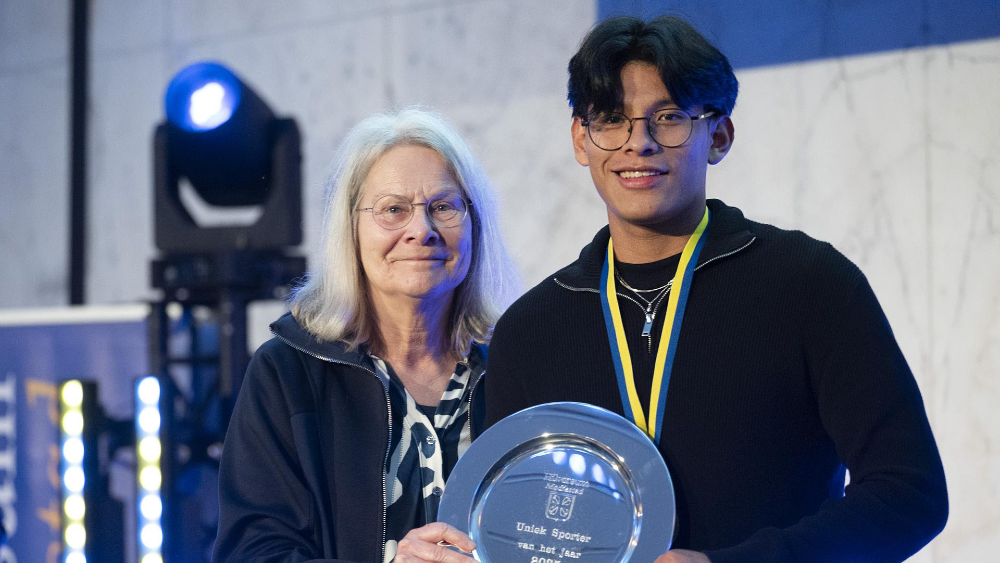 Vlnr: Jacqueline Kalk, wethouder Sport, en  Israel Bartelink Groeneveld, Uniek Sporter van het jaar 2025.