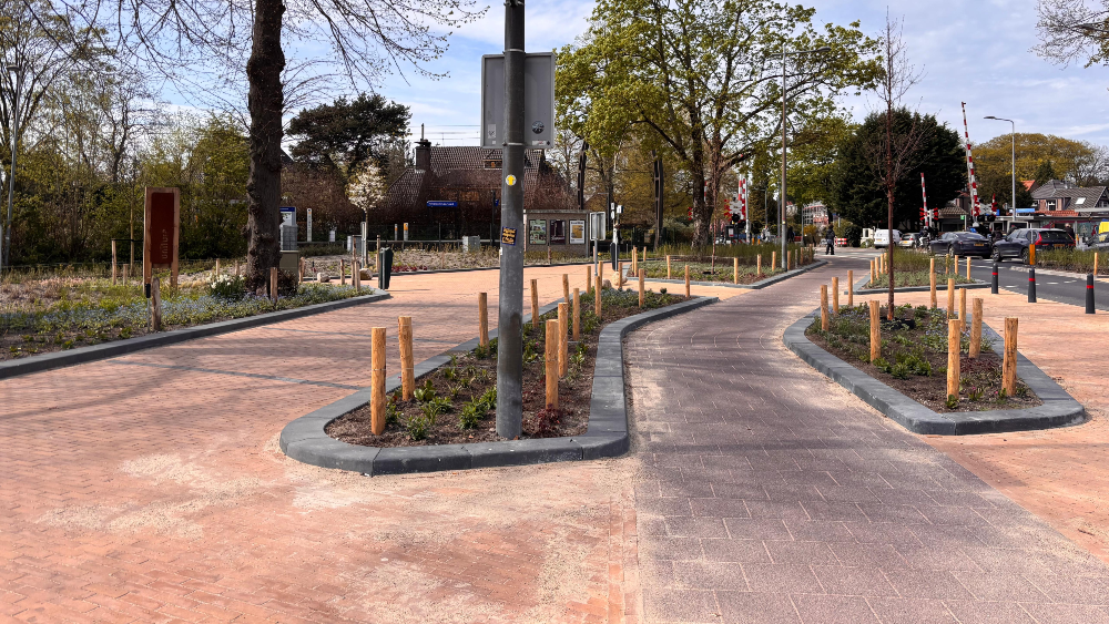 Voetpad en fietspad van elkaar gescheiden door groen