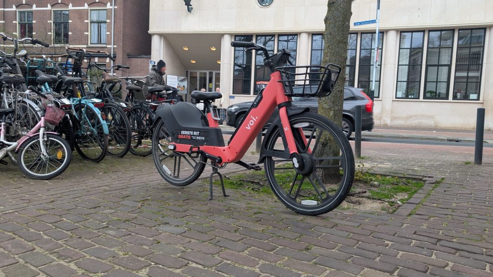 Voi fiets naast het foto-museum
