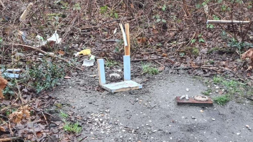 Zoals te zien staat het kastje niet langer.