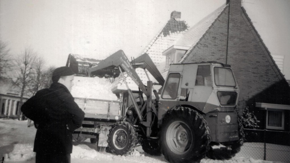 Jonge Frans Ruijter aan het helpen bij sneeuwruimen