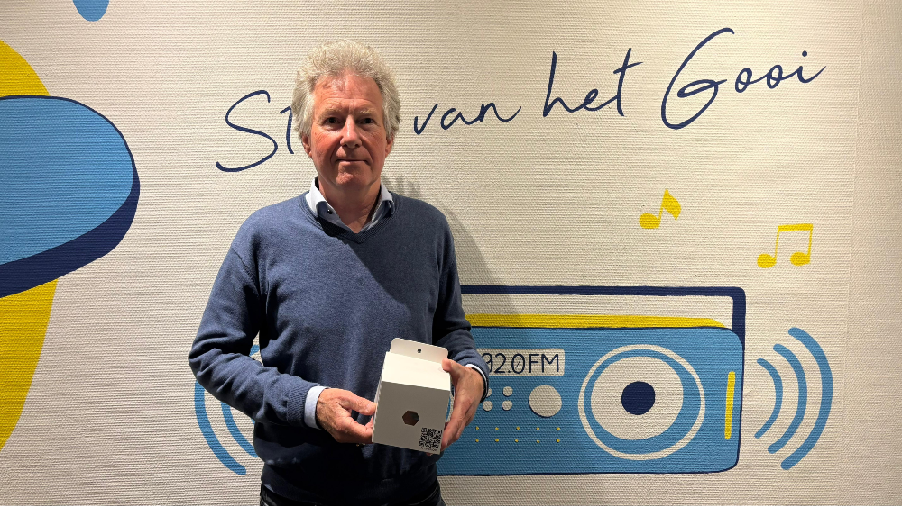 Jan Rebel, voorzitter van de imkervereniging Bussum, met lokkast